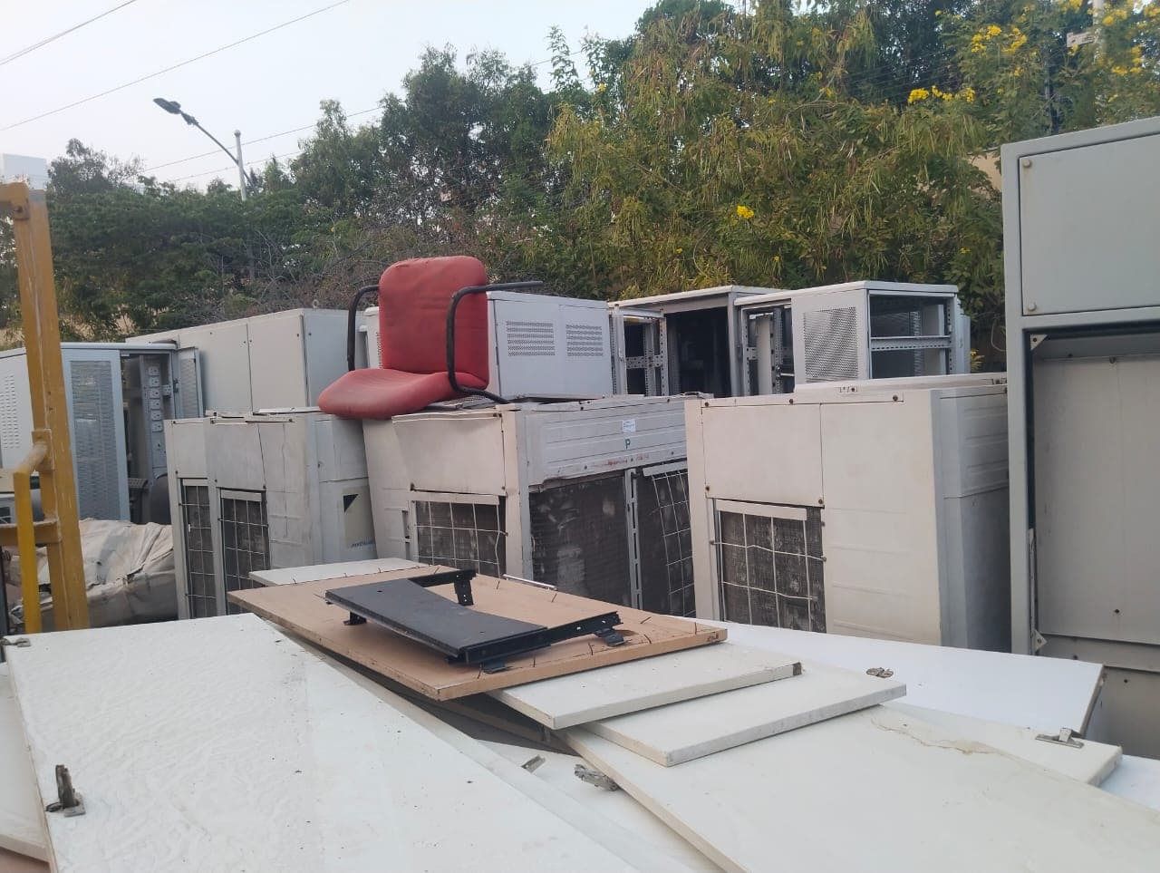 Aarohan Enterprises - Reinforced Concrete Crusher Operations: Crushing and sorting of reinforced masonry debris during industrial plant clearance. (Photo 046)