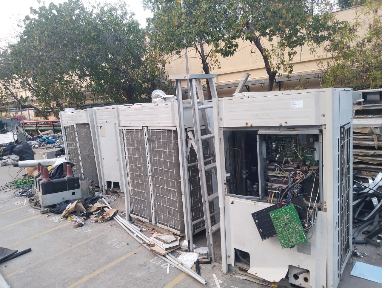 Aarohan Enterprises - Internal Mechanical Strip-Out: Dismantling overhead HVAC ducting and cable trays without impacting structural slabs. (Photo 076)